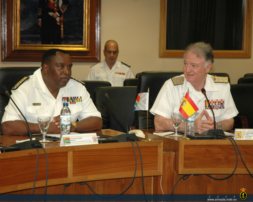 Los Almirantes Jefe de la Armada Española y la Marina de Sudáfrica durante la reunión de trabajo en el Estado Mayor de la Armada 